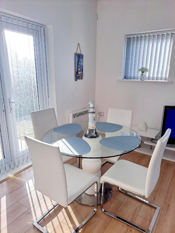 Coastal Apartment With Beach On Your Doorstep! لينيلي المظهر الخارجي الصورة